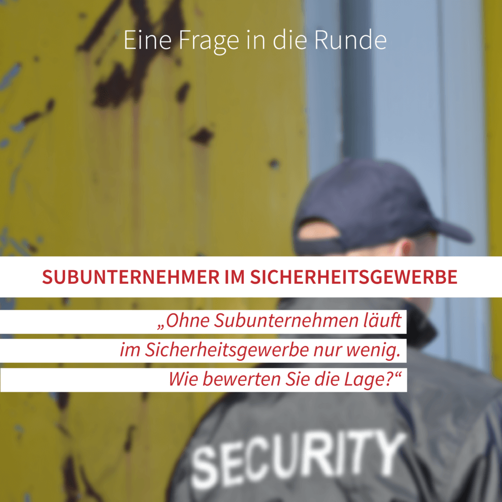 Ein Mann vor einer gelben Wand mit einer Cap auf dem Kopf und einer Jacke mit dem Aufdruck Security